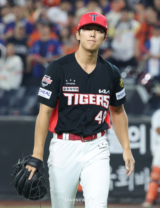 2026新韓(シンハン)SOLKBOリーグのハンファ·イーグルス対KIAタイガースの試合が18日、大田(テジョン)のハンファ生命ボールパークで行われた。 KIAの李ウィリが8回裏、2死1、2塁でハンファのハン·ジユンを三振に仕留めた後、ダッグアウトに向かっている。 /写真=キム·ジンギョン kim.jinkyung@
