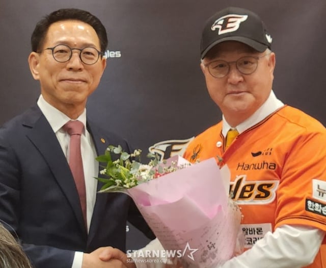 김경문 한화 감독(오른쪽)이 2024년 6월 취임식 당시, 박종태 한화 이글스 대표이사로부터 꽃다발을 건네받은 뒤 기념 촬영에 임하고 있다. /사진=안호근 기자
