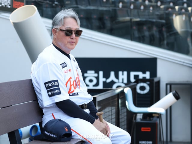2026 신한 SOL KBO리그 한화 이글스 대 KIA 타이거즈 경기가 18일 대전한화생명볼파크에서 열렸다. 한화 김경문 감독이 상념에 짐긴 채 선수들의 훈련을 바라보고 있다. /사진=김진경 kim.jinkyung@