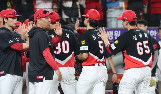 20일 대전 한화생명볼파크에서 열린 2026 신한 SOL KBO리그 기아 타이거즈와 한화 이글스의 경기에서 기아가 역전승을 거두며 이범호 감독이 선수들과 5연승의 기쁨을 나누고 있다. /사진=뉴스1