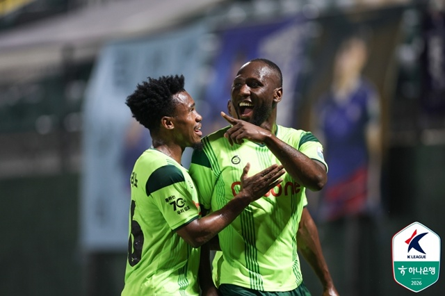 루이스(오른쪽). /사진=한국프로축구연맹 제공