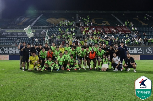 김포FC 팬들과 기념샷을 찍은 선수단. /사진=한국프로축구연맹 제공