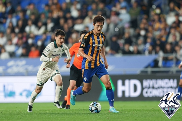 試合に集中する朴ヨンウ(右)。 /写真=韓国プロサッカー連盟提供