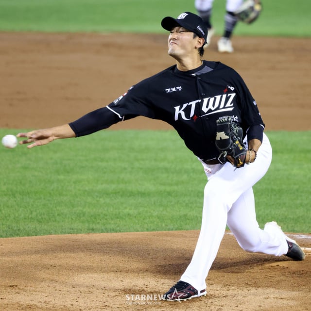 KTの右腕投手コ·ヨンピョが20日、蚕室（チャムシル）球場で行われた2026KBOリーグLGツインズとKTウィズの試合で先発出場し、力投している。   2026.08.20. /写真=カン·ヨンジョ cameratalks@