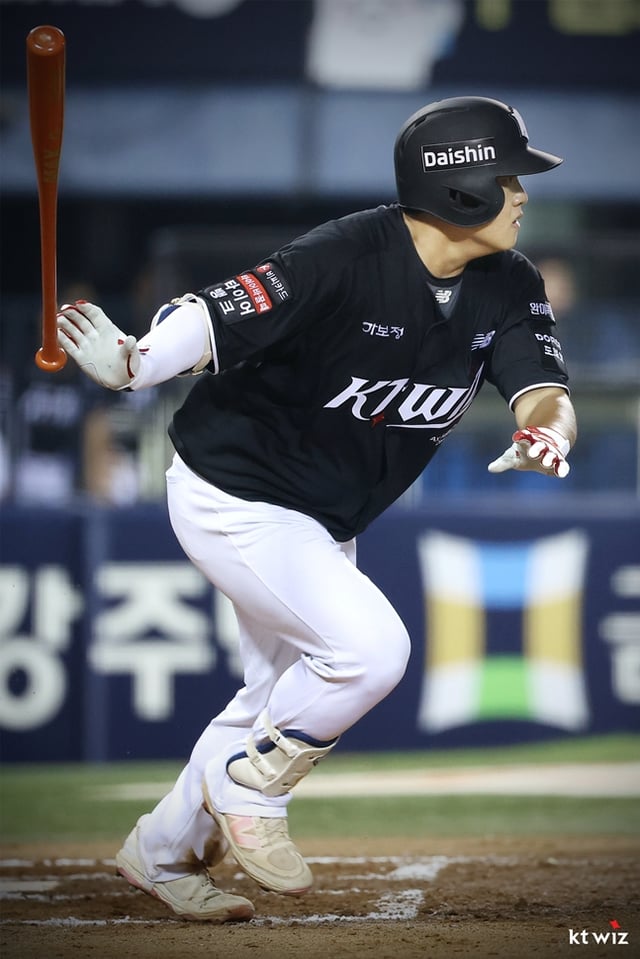 KT 소속으로 타격하는 이정범. /사진=KT 위즈