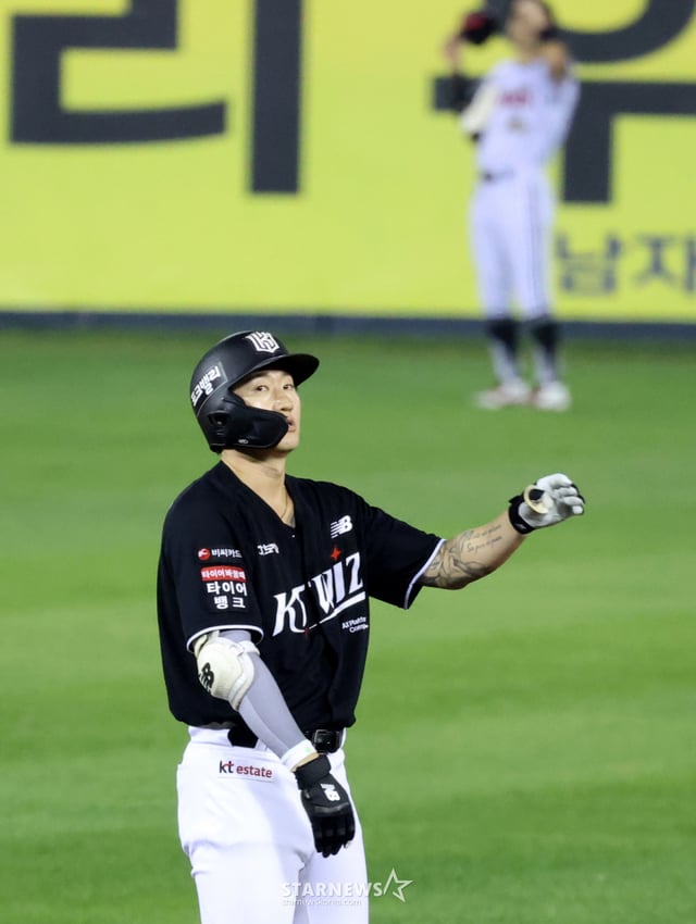 El bateador designado de KT, Kim Min-hyuk, llega a base con un doble de 3 carreras impulsadas en una situación de bases llenas durante la parte baja de la séptima entrada del partido entre LG Twins y KT Wiz de la Liga KBO 2026, celebrado el día 20 en el estadio Jamsil. 2026.08.20. /Foto=reportero sénior Kang Young-jo cameratalks@