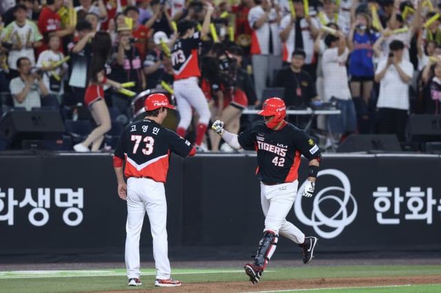 KIA Tigers Kim Tae-gun (right) circles the field after hitting a go-ahead two-run home run in the 8th inning against Hanwha Eagles on the 20th. /Photo=KIA Tigers provided