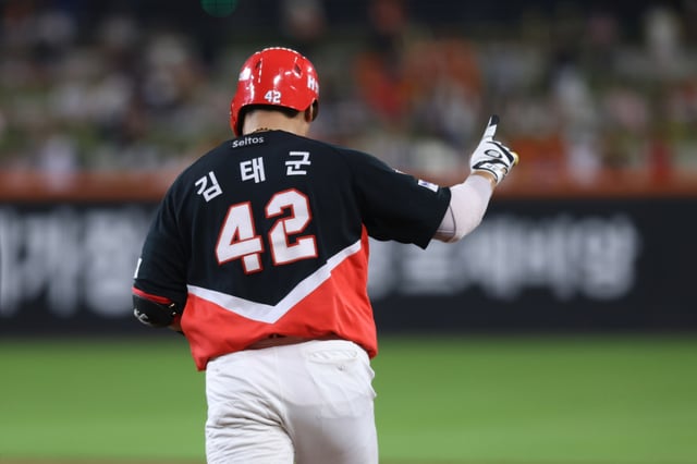 KIA Tigers Kim Tae-gun circles the field after hitting a go-ahead two-run home run in the 8th inning against Hanwha Eagles on the 20th. /Photo=KIA Tigers provided