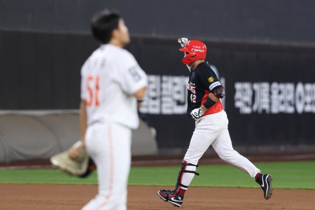 KIA Tigers Kim Tae-gun circles the field after hitting a go-ahead two-run home run in the 8th inning against Hanwha Eagles on the 20th. /Photo=KIA Tigers provided