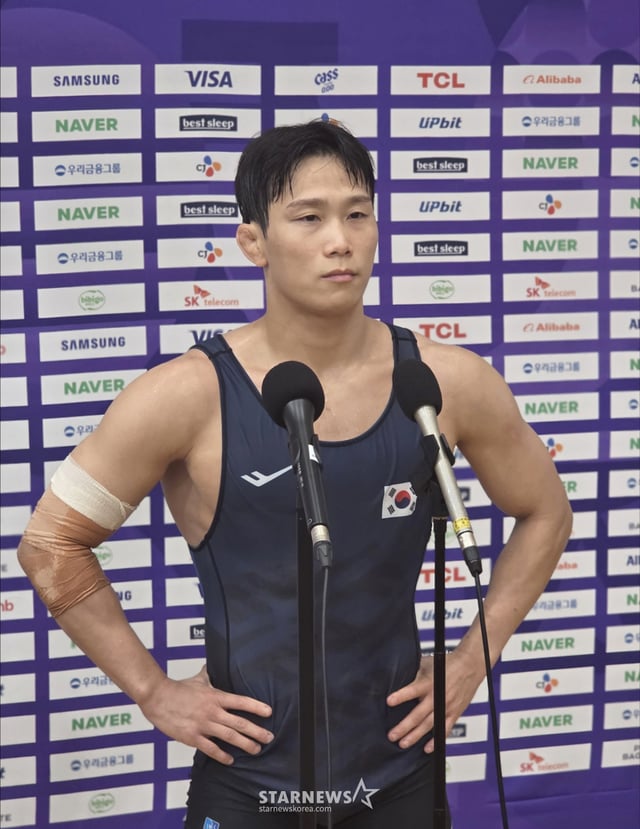 20일 충북 진천 국가대표 선수촌에서 진행된 2026 아이치·나고야 하계 아시아경기대회(아시안게임) D-30 미디어데이 레슬링 공개 훈련을 마친 뒤 취재진 질문에 답하고 있는 레슬링 국가대표 정한재. /사진=김명석 기자