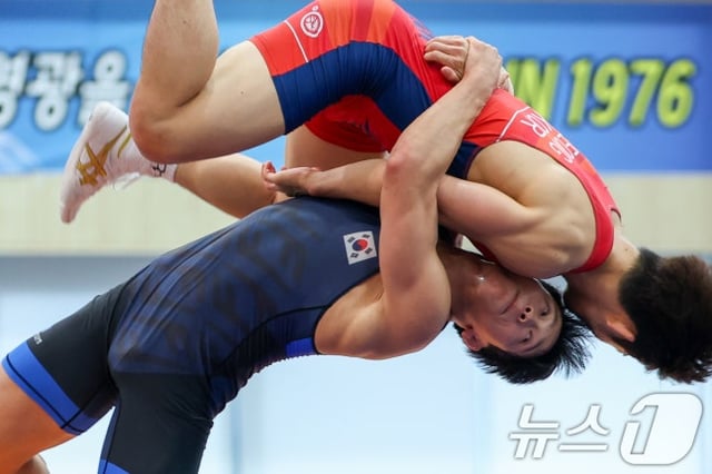 레슬링 국가대표 정한재가 20일 충북 진천선수촌에서 열린 2026 아이치·나고야하계아시아경기대회 D-30 미디어데이에서 공개훈련을 하고 있다. /사진=뉴스1