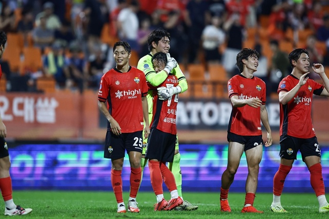 江原FCの勝利セレモニー。 /写真=江原FC提供
