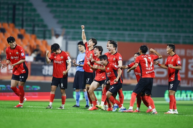 喜ぶ江原FC選手団。 /写真=江原FC提供