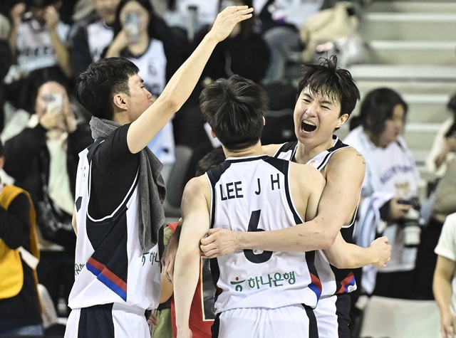 李ヒョンジュン(右)。 /写真=大韓民国バスケットボール協会提供