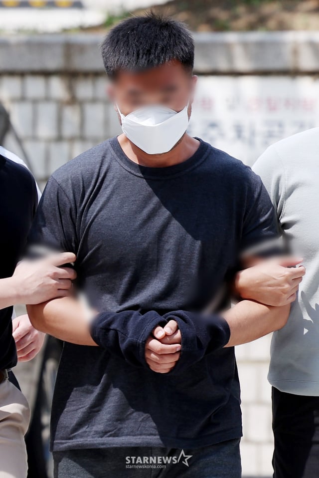 【ソウル=ニューシス】金ジンア記者=グループBTS(BTS)政局をはじめ、国内の財力家らの資産約380億ウォンを奪った疑いが持たれている中国国籍ハッキング組織の総責任者A(34)氏が24日、ソウル瑞草区(ソチョグ)のソウル中央地方裁判所で拘束前被疑者尋問(令状実質審査)を受けるために出席している。 2025.08.24.bluesoda@newsis.com /写真=キム·ジナ