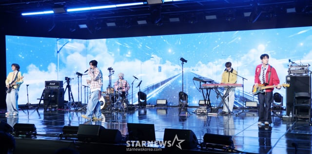 그룹 하츠웨이브가 8일 서울 마포구 문화비축기지에서 진행된 첫 번째 미니앨범 'The First Wave' 발매 기념 쇼케이스에서 멋진 무대를 선보이고 있다. /2026.04.08 /사진=김휘선 hwijpg@