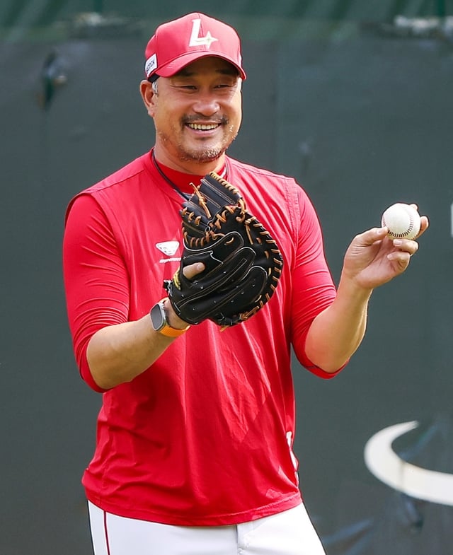 Bong Jung-geun, the Futures League pitching coach for SSG Landers, will accompany players on the team's second dispatch to Japan's Next Base Athletic Lab. /Photo=SSG Landers