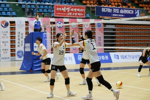 중앙여고 김미주(오른쪽 19번)이 지난 6일 충북 제천실내체육관에서 열린 2026 IBK기업은행배 전국중고배구대회에서 오세인(1번)과 하이파이브를 하고 있다. /사진=한국중고배구연맹 제공