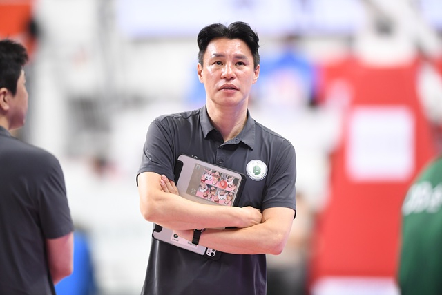 Senior Coach Jin Kyung-seok. /Photo=KBL
