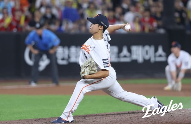 ハンファ·イーグルスのチョン·ウジュ投手が20日、KIAタイガースとホーム試合で8回表に登板し、投球を繰り広げている。 /写真=ハンファ·イーグルス提供