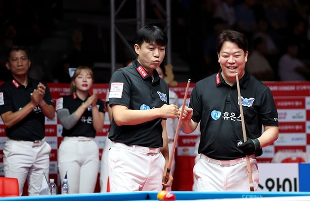 휴온스 강동궁(오른쪽)과 최성원이 20일 '웰컴저축은행 PBA 팀리그 화성특례시 투어 2026-2027' 최종일 하나카드전 남자복식에 나서고 있다. /사진=PBA 투어 제공