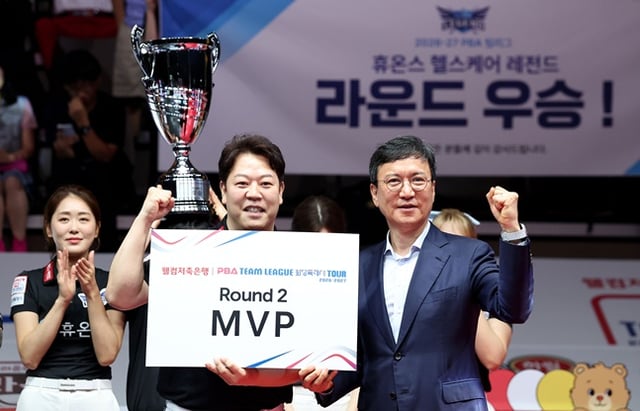 휴온스 강동궁(가운데)이 20일 '웰컴저축은행 PBA 팀리그 화성특례시 투어 2026-2027'에서 우승 후 2라운드 MVP를 수상하고 있다. /사진=PBA 투어 제공