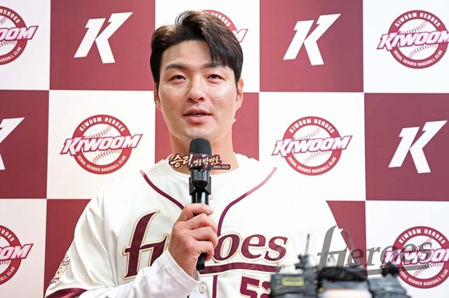 4月26日に引退記者会見を行うパク·ビョンホ。 /写真=キウムヒーローズ