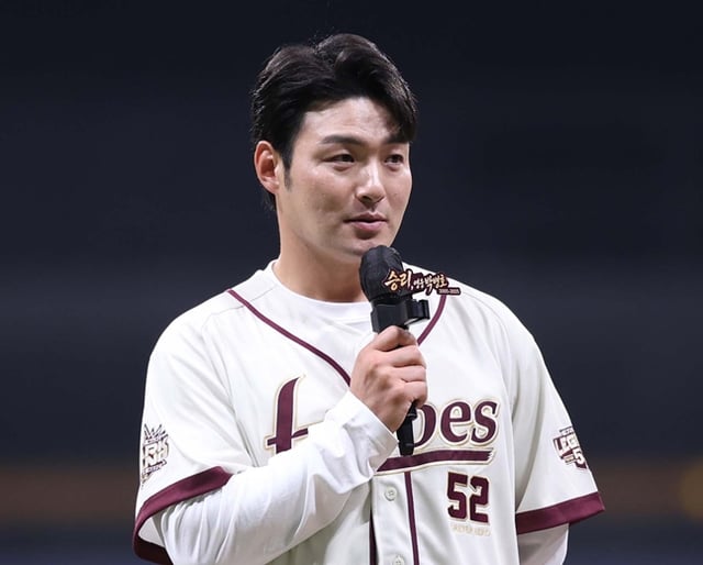 4月26日の引退式当時、ファンの前に立った朴炳鎬（パク·ビョンホ）。 /写真=キウムヒーローズ