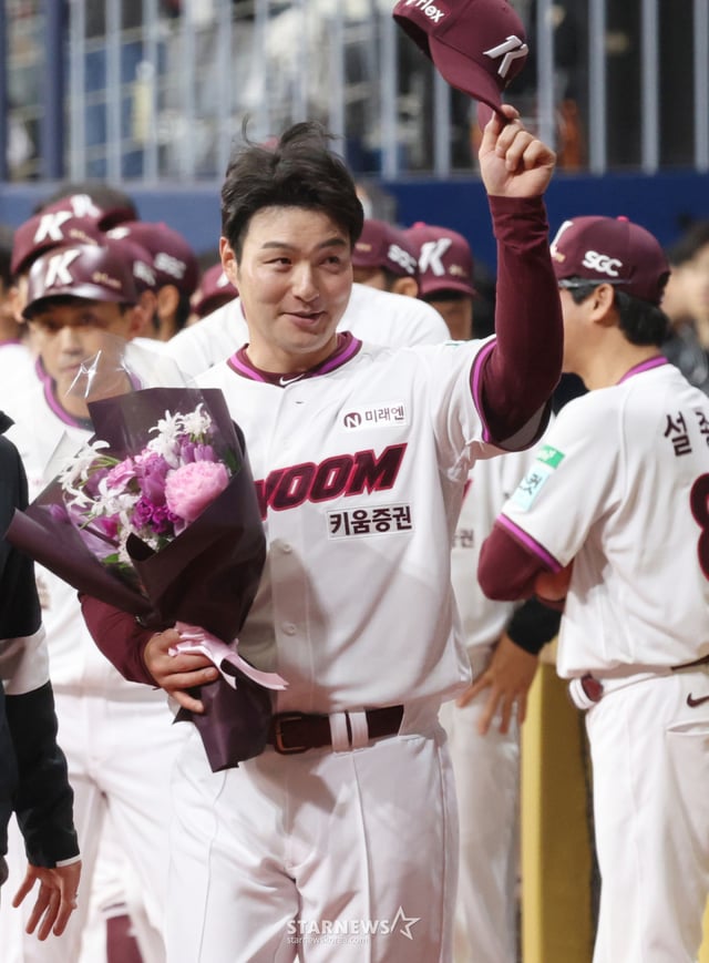 朴炳鎬が4月26日の引退試合でファンに挨拶をしている。 /写真=キム·ジンギョン kim.jinkyung@