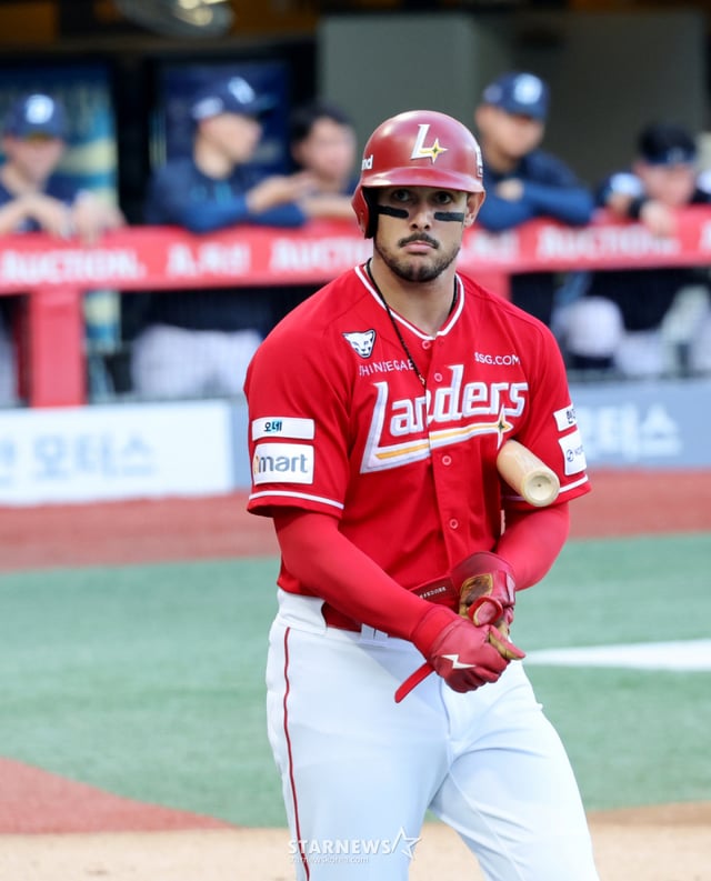 Landers third baseman Madris reached base via a walk with no outs and runners on second and third bases in the bottom of the first inning of the 2026 KBO League SSG Landers vs. NC Dinos game held at IncheonSSG Landers Field on the 24th. 2026.07.24. Landers third baseman Madris reached base via a walk with no outs and runners on second and third bases in the bottom of the first inning of the 2026 KBO League SSG Landers vs. NC Dinos game held at IncheonSSG Landers Field on the 24th. 2026.07.24. /Photo=Senior reporter Kang Young-jo cameratalks@