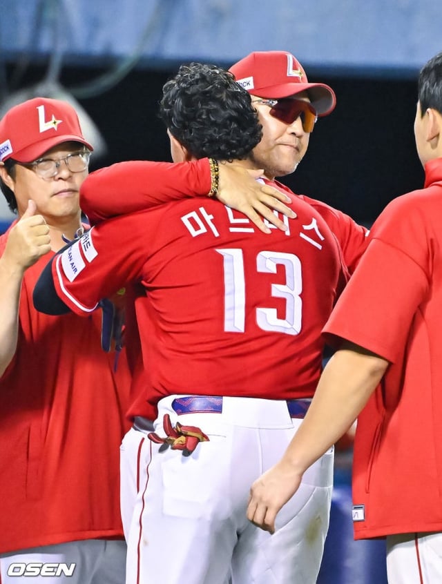 Manager Lee Sung-yong embraces Madris (left) after the final KBO game on the 16th.