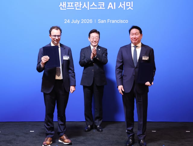 이재명 대통령이 지난 24일(현지 시간) 미국 샌프란시스코 더 미드웨이에서 열린 샌프란시스코 AI 서밋에서 최태원 SK 회장과 다리오 아모데이 앤트로픽 CEO의 '대규모 AI 데이터센터 협력의향서(LOI)' 체결을 지켜보고 있다. /사진제공=뉴시스