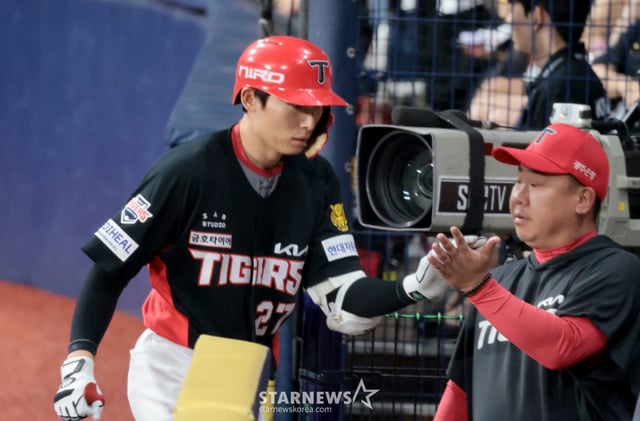 기아 9번타자 김호령이 21일 고척스카이돔에서 열린 2026KBO리그 키움히어로즈와 KIA타이거즈 경기 7회초 2사 만루에서 키움 박지성을 상대로 좌월 만루홈런을 터트린 후 홈인하며 더그아웃을 향해 득의의 손짓을 하며 미소짓고 있다. /사진=강영조 cameratalks@