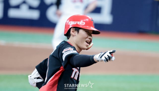기아 9번타자 김호령이 21일 고척스카이돔에서 열린 2026KBO리그 키움히어로즈와 KIA타이거즈 경기 7회초 2사 만루에서 키움 박지성을 상대로 좌월 만루홈런을 터트린 후 홈인하며 더그아웃을 향해 득의의 손짓을 하며 미소짓고 있다. 2026.08.21. /사진=강영조 cameratalks@
