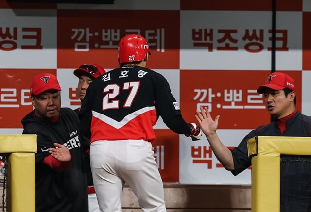 김호령(가운데)이 더그아웃으로 들어오고 있다. /사진=KIA 타이거즈
