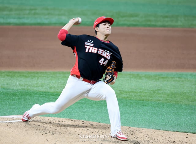 起亜(キア)の右腕投手、李テヤンが21日、高尺(コチョク)スカイドームで行われた2026KBOリーグ·キウムヒーローズとKIAタイガースの試合6回裏、1死1塁で登板した。 2026.08.21./写真=カン·ヨンジョ cameratalks@