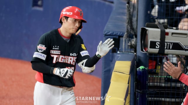 起亜9番打者のキム·ホリョンが21日、高尺スカイドームで開かれた2026KBOリーグキウムヒーローズとKIAタイガースの試合7回表、2死満塁でキウムのパク·チソンを相手に左越満塁ホームランを放った後、ホームインしてダッグアウトに向かっている。 /写真=カン·ヨンジョ cameratalks@