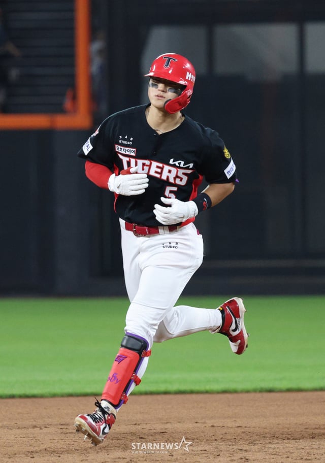 El partido de la Liga KBO Shinhan SOL 2026 entre Hanwha Eagles y KIA Tigers se disputó el día 18 en el Daejeon Hanwha Life Baseball Park. Kim Do-young de KIA golpeó un jonrón de una carrera al campo izquierdo con dos outs en la parte baja del séptimo inning y corrió por el terreno. /Foto=Kim Jin-kyung kim.jinkyung@