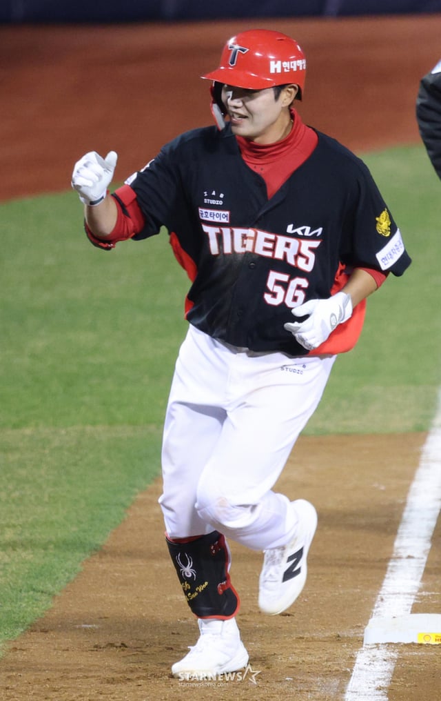 El partido de la Liga KBO Shinhan SOL Bank 2026 entre LG Twins y KIA Tigers se disputó el día 1 en el Jamsil Baseball Stadium, Seúl. Oh Seon-woo de KIA golpeó un jonrón de una carrera al campo derecho frente al lanzador abridor de LG, Song Seung-gi, con bases vacías en la parte baja del quinto inning y regresó a casa. /Foto=Kim Jin-kyung kim.jinkyung@