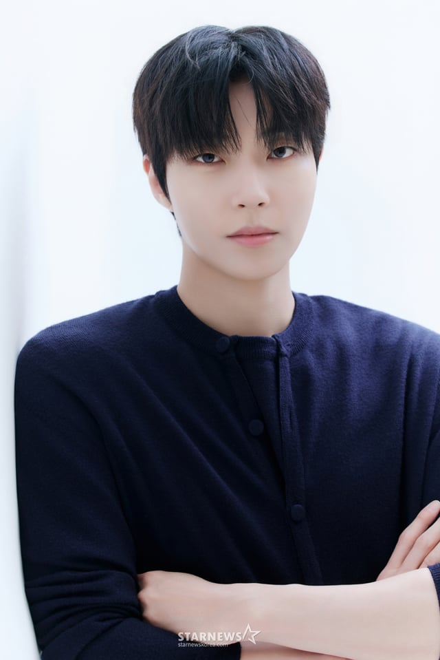 Diễn viên Hwang In-yeop của bộ phim truyền hình ENA 'Dành cho anh' đang tạo dáng cho cuộc phỏng vấn vòng tròn được tiến hành vào ngày 19. /Ảnh cung cấp=K&N Studio /2026.08.19 /Ảnh=Kim Hwi-seon hwijpg@