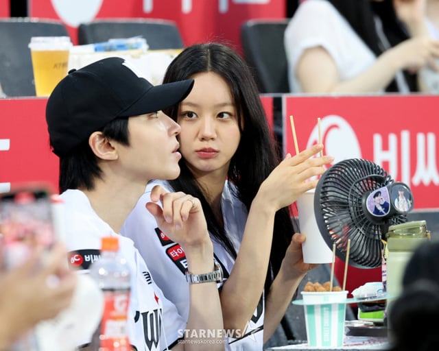 Hye-ri và Hwang In-yeop, những người đã tham gia lễ khai mạc, đang xem trận đấu 3 trận liên tiếp cuối cùng của nửa đầu mùa giải 2026 KBO League giữa Kiwoom Heroes và KT Wiz tại Suwon KT Wiz Park vào ngày 9. ngày 9 năm 2026. /Ảnh=phóng viên cao cấp Kang Young-jo