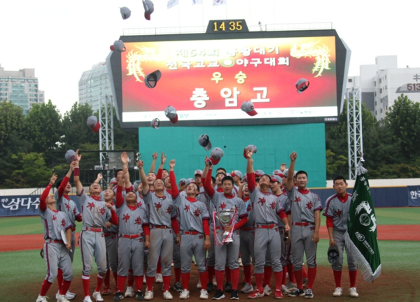 Chungam High School's baseball team claimed the championship at the final of the 54th Phoenix Cup National High School Baseball Tournament held on the 28th at Seoul Mokdong Baseball Stadium. /Photo=Korea Baseball and Softball Association