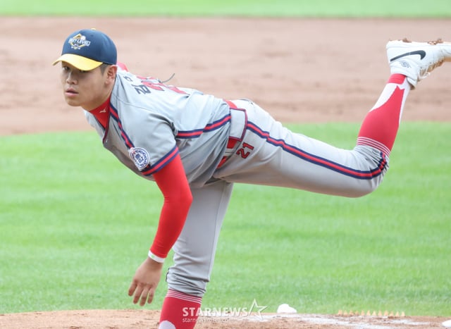 The 2026 KBO Futures League All-Star Game was held on the 10th of last month at Seoul Jamsil Baseball Stadium. In the Next Level Match, Kim Jeong-won (Chungam High School) is pitching for the Next Team. /Photo=Chief Correspondent Kim Jin-kyung