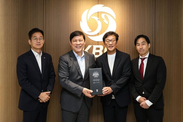 Park Geun-chan, secretario general de la KBO (de izquierda a derecha), Hur Goo-yeon, presidente, Kuriyama Hideki, CBO del Nippon Ham, y Mitani Hitoshi, director del departamento de negocios de Nippon Ham Fighters Sports & Entertainment. /foto=KBO