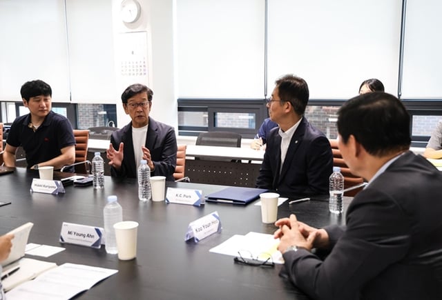 Kuriyama Hideki (segundo desde la izquierda), CBO, mientras se expresa. /Foto=KBO