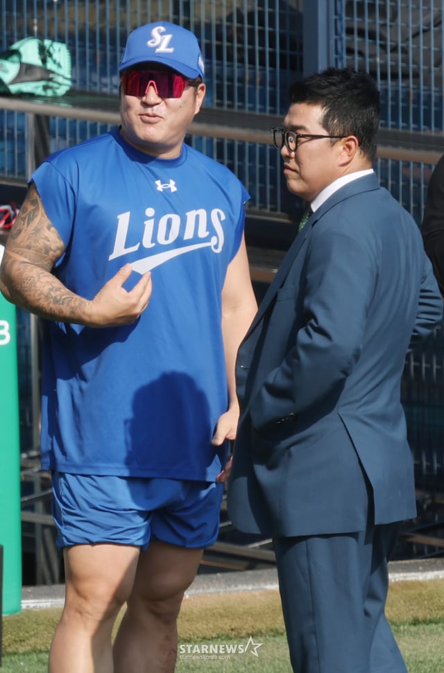 Commentator Jung Geun-woo (right). /Photo=Chief correspondent Kim Jin-kyung