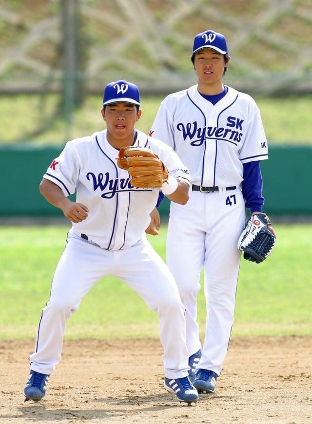 Jung Geun-woo (left) and Choi Jeong during his SK Wyverns days. /Photo=SSG Landers provided