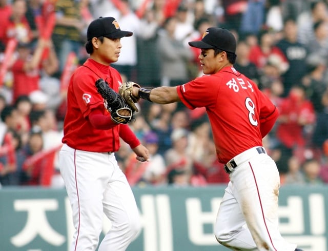 Jung Geun-woo (right) during his SK Wyverns days. /Photo=SSG Landers provided