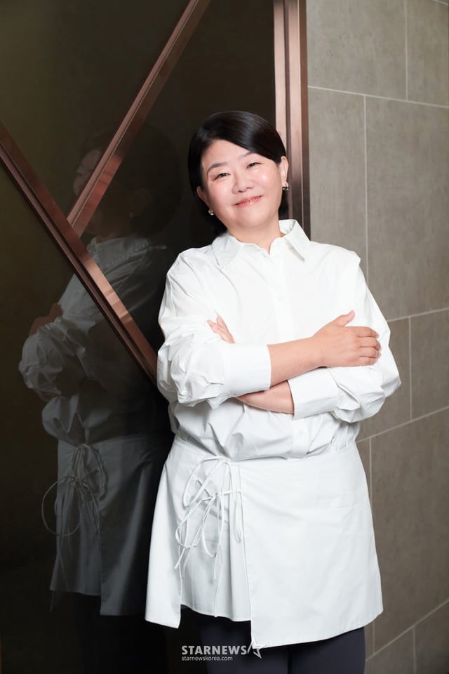 영화 '경주기행'의 배우 이정은이 20일 진행된 라운드 인터뷰를 위해 포즈를 취하고 있다. /사진제공=롯데엔터테인먼트 /2026.08.20 /사진=김휘선 hwijpg@