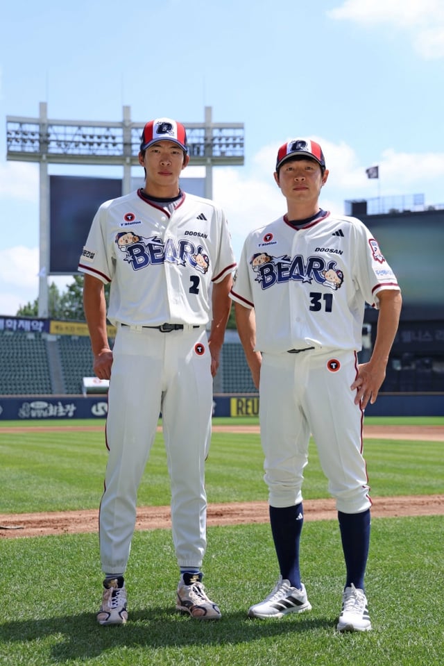 Doosan Bears Kim Min-seok (left) and Jung Soobin pose while wearing the Manggong collaboration uniforms. /Photo=Doosan Bears provided